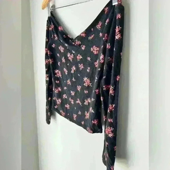 Black Pink Floral V-Neck Long Sleeve Small Witchy Emo Goth Romantic Feminine Top - Picture 5 of 5